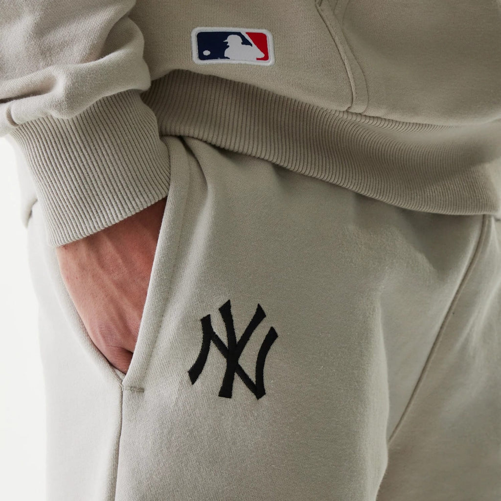 New York Yankees MLB League Essential Midi Cream Shorts-zelvios