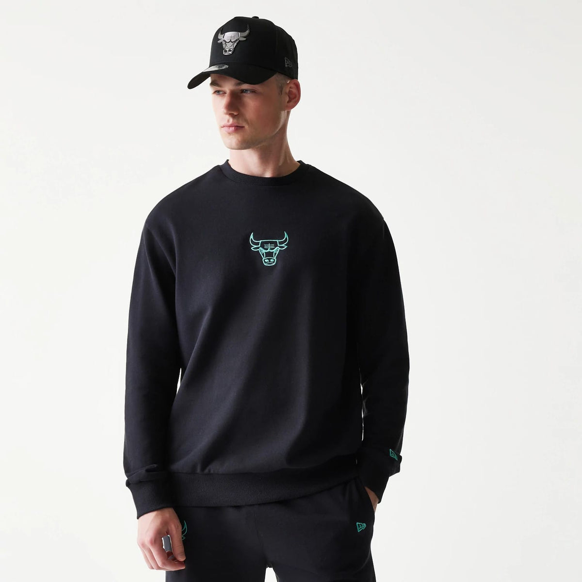 Chicago Bulls NBA Black Oversized Crew Neck Sweater-zelvios
