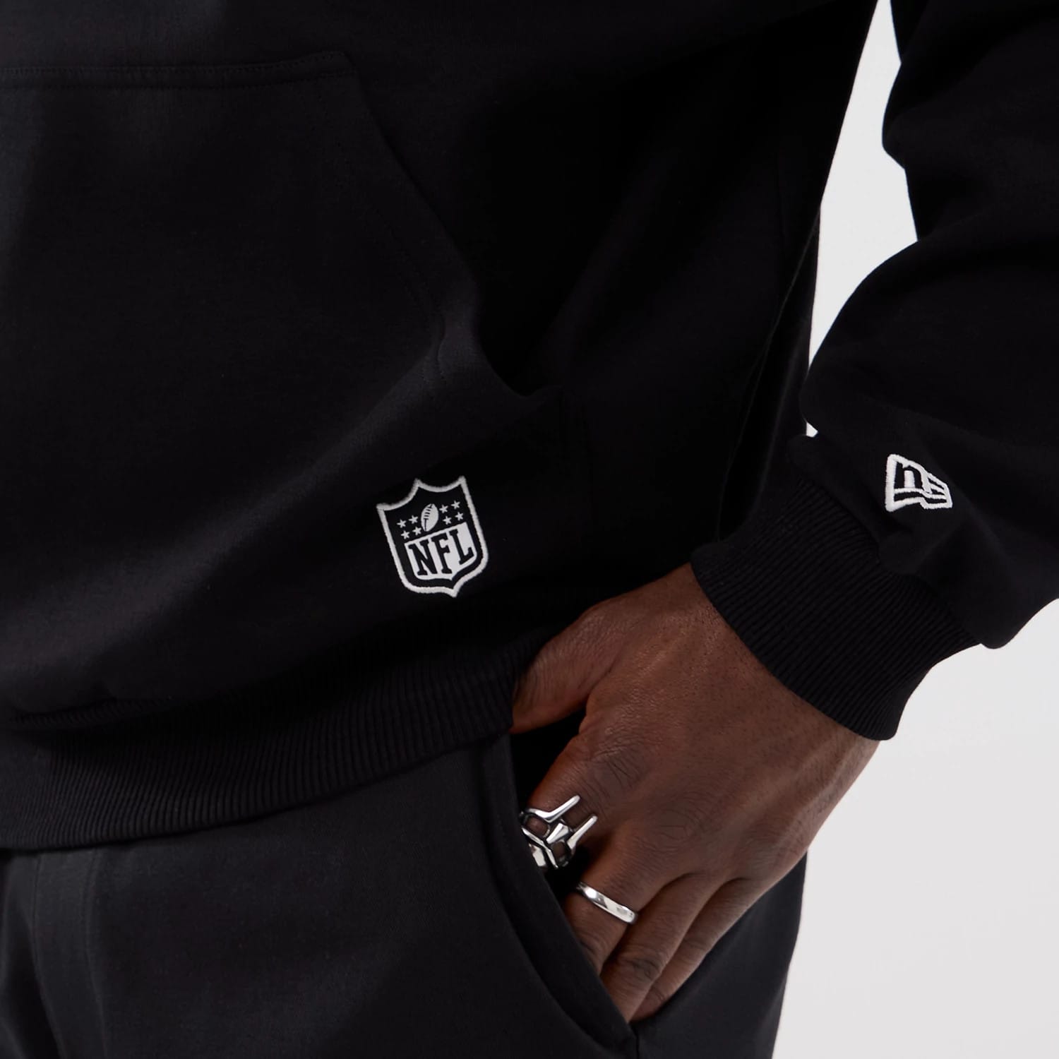 Atlanta Falcons NFL International Series Games 2025 Black Premium Pullover Hoodie-kentox